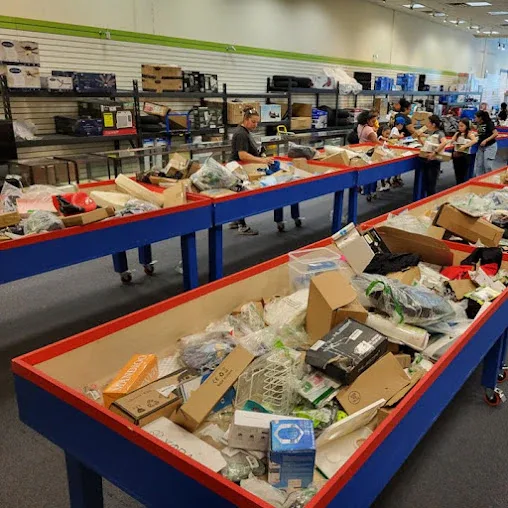 Bin Chasers interior merchandise display - discount store in lake wales, florida.